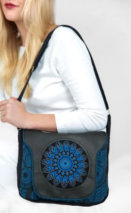 Petrolejová kabelka Michaela Gautam Sarkala s koženkou