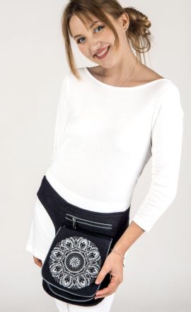 Černo-bílá ledvinka Michaela Gautam Anila s výšivkou