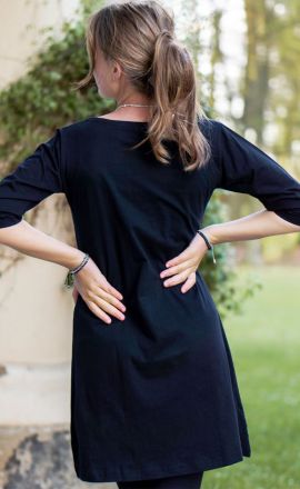 Černo-fialové šaty Michaela Gautam Narami s výšivkami