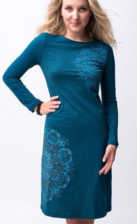 Petrolejové šaty Michaela Gautam Kadhya s vyšívanou mandalou