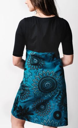 Petrolejové šaty Michaela Gautam Lajalu