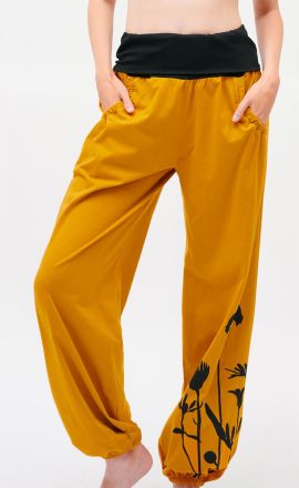 Šafránové kalhoty Michaela Gautam Ghasako