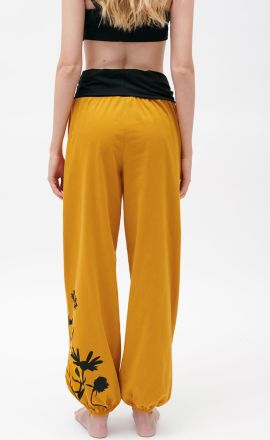Šafránové kalhoty Michaela Gautam Ghasako