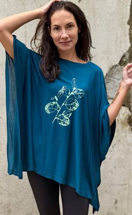 Petrolejové pončo Michaela Gautam Sadhira