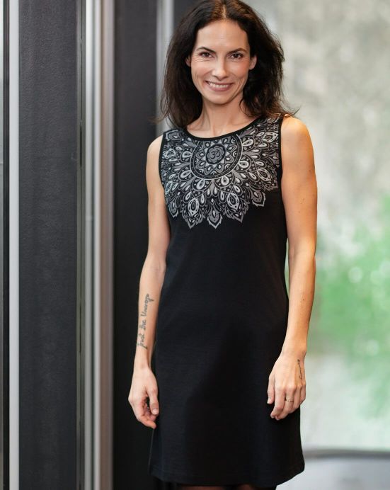 Černé šaty Michaela Gautam Om s kouřovým potiskem